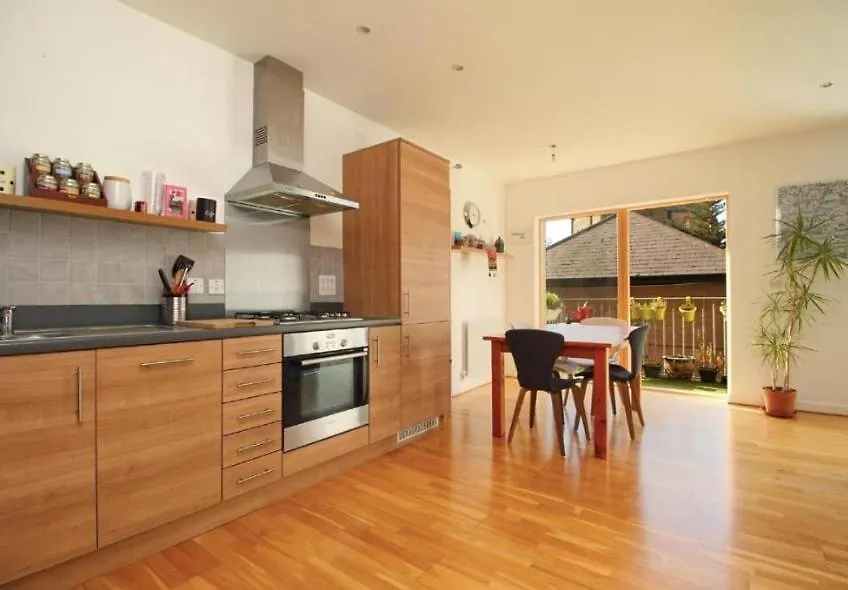Sunny London Apartment For 4 Guests, Self Check In