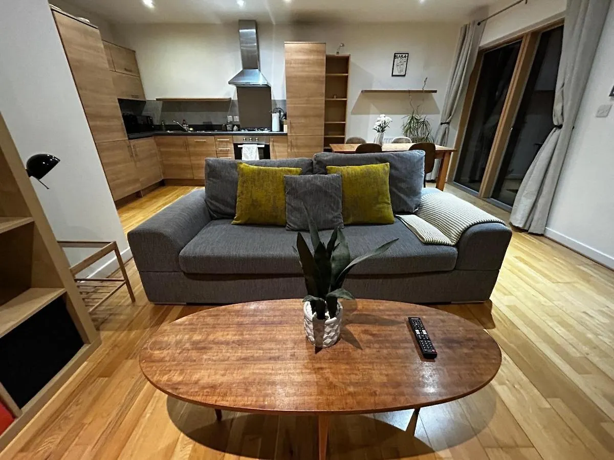 Sunny London Apartment For 4 Guests, Self Check In 0*,  United Kingdom