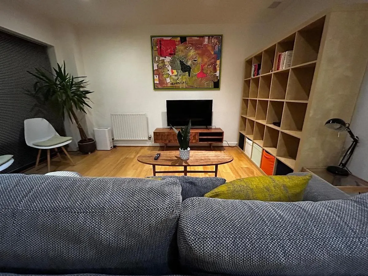 Sunny London Apartment For 4 Guests, Self Check In