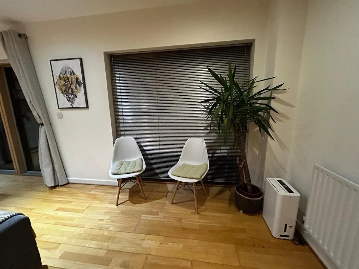 Sunny London Apartment For 4 Guests, Self Check In 0*,  United Kingdom