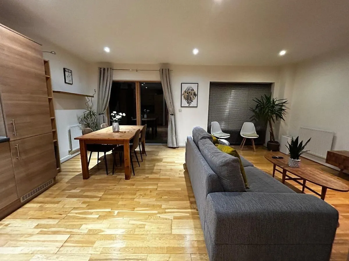Sunny London Apartment For 4 Guests, Self Check In