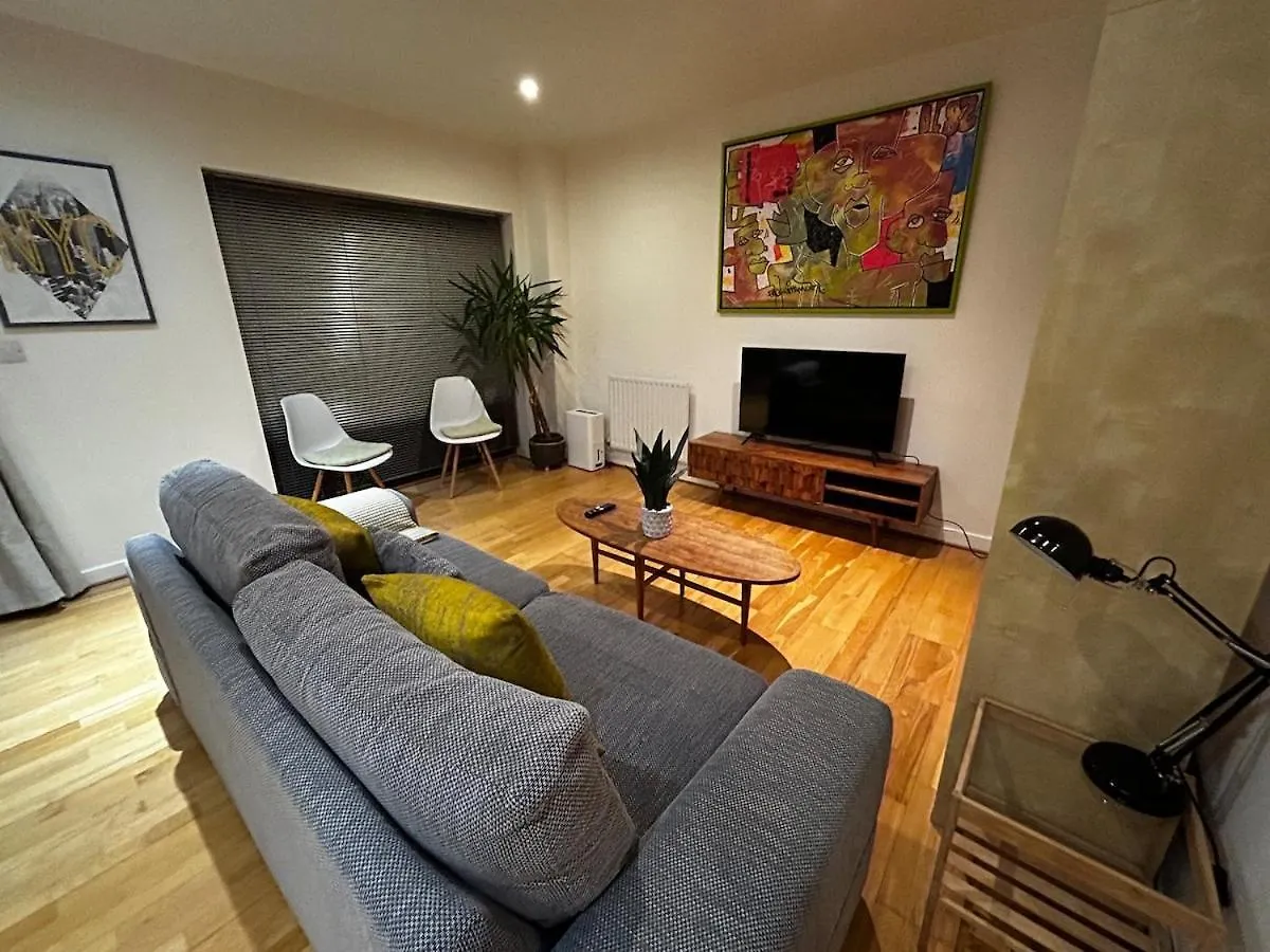 Sunny London Apartment For 4 Guests, Self Check In location